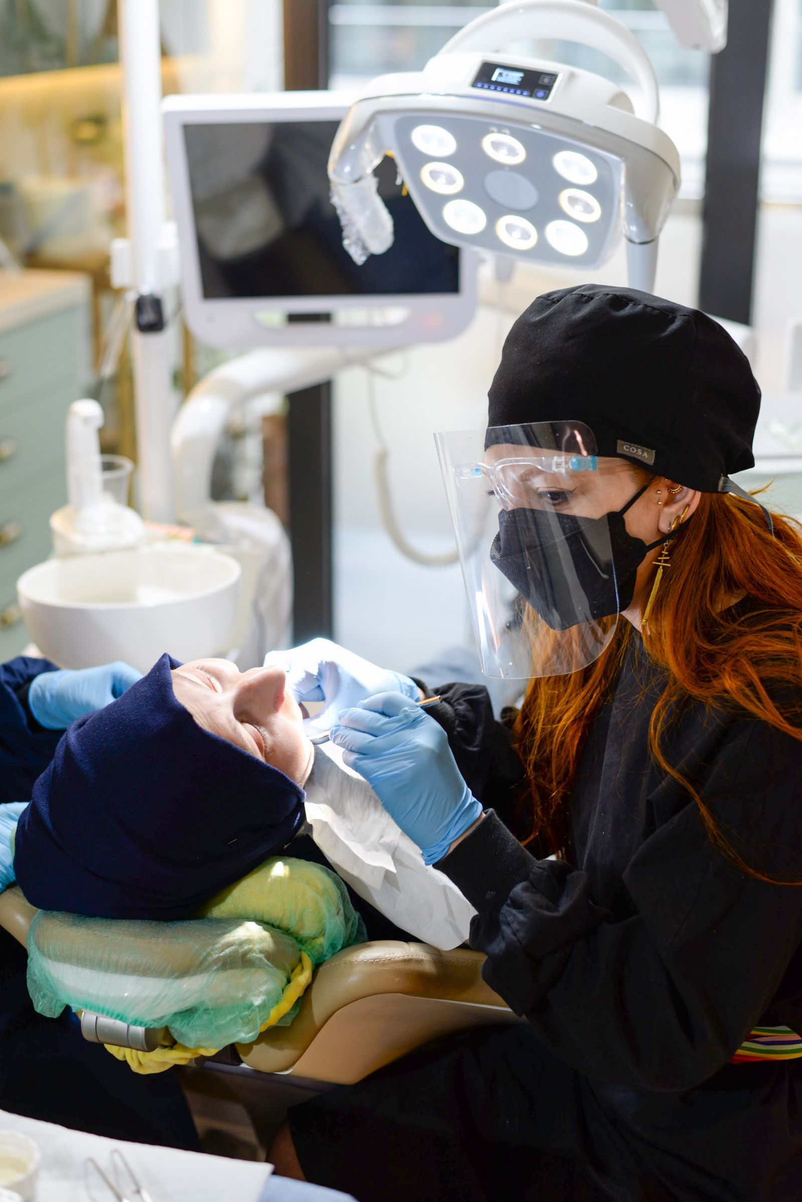 Procedimiento dental de cerca en Clínica Silvia Amado